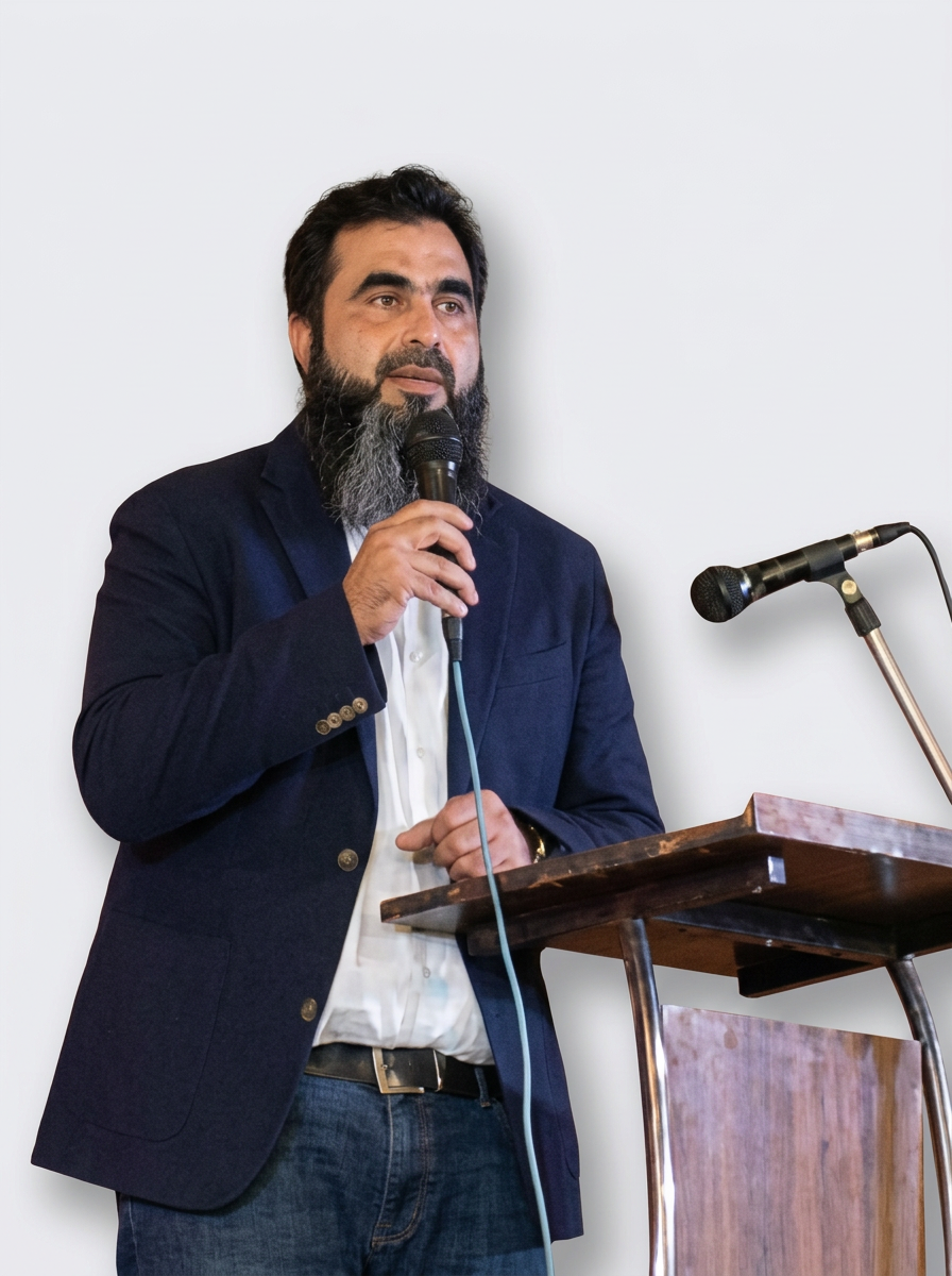 Naqheeb Bandukwala speaking on stage